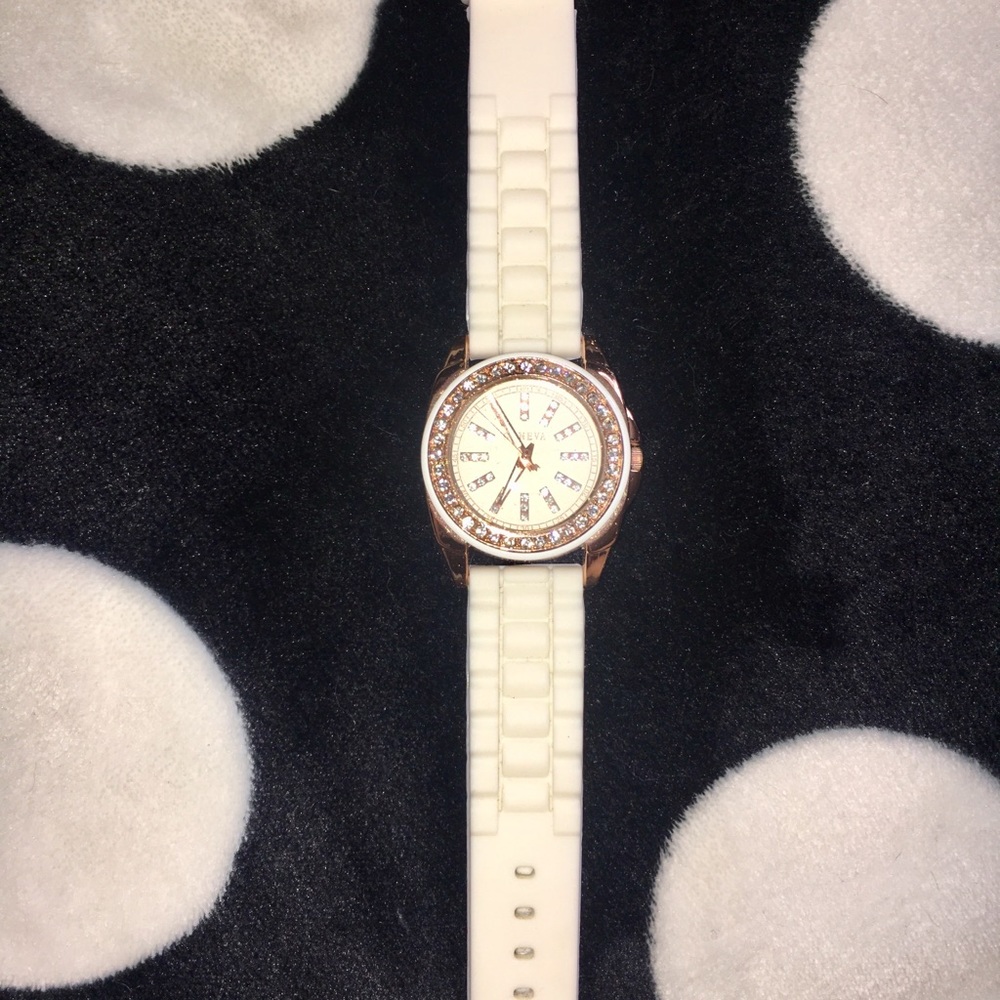 Rose gold watch with white silicone band - Picture 6 of 6